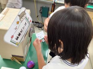 ガチャをする子ども