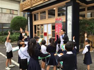 クイズに答える子どもたち