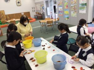 オーナメントを作る子どもたち