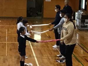 タオルを使って運動するところ