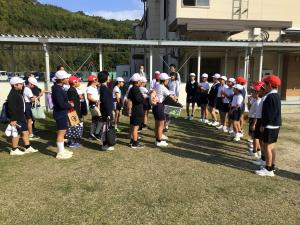 伊陸小の子が帰っていくところ