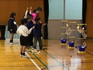 まといれをする子どもたち