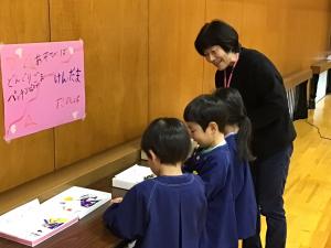 秋の遊びを楽しむ子どもたち