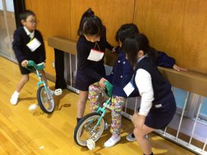 一輪車に挑戦する保育園児