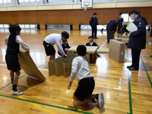段ボールベッドの組み立て