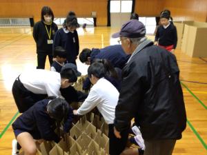段ボールベッドの組み立て