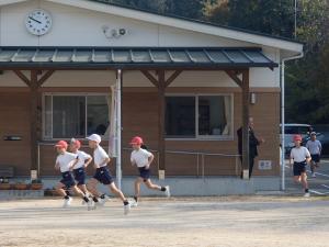 力走する子どもたち