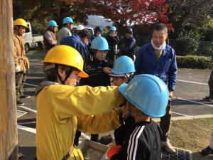 ヘルメットをかぶる子どもたち