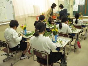 花をいける子どもたち