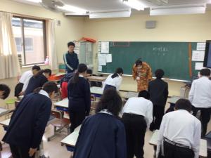 お辞儀の作法を教わるところ