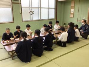 お茶とお菓子をいただくところ