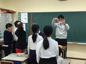 実験結果を見る子どもたち