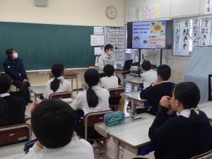 お話を聞く子どもたち