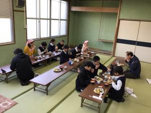 みんなで味わっているところ