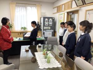 募金を渡すところ