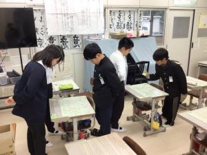 百人一首を楽しむ子ども