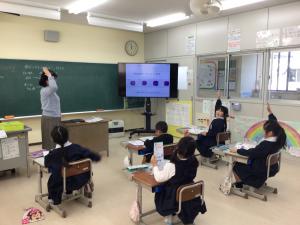 ガムの色を確かめる子どもたち