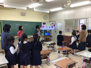 ゲームの仕方を教わる子どもたち