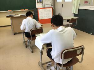 テストを受ける5年生