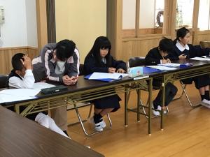 学習プリントに取り組むところ