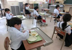 初めて給食４