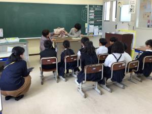 お話を聞く子ども