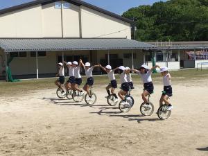 手をつないだ演技