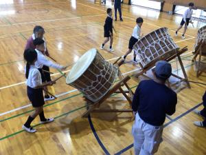 太鼓に初めて挑戦する子