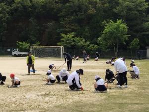 運動場の草抜き