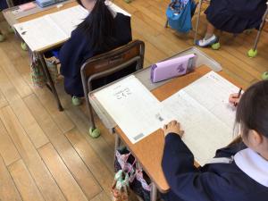総合学力調査を解答している低学年