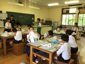 金魚に色を塗るところ