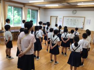 校歌を歌う子どもたち