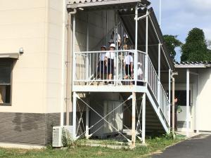 教室から避難する様子