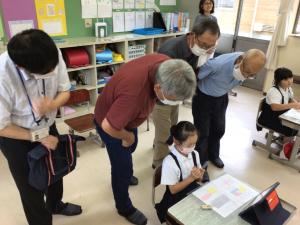 地域の方の参観される様子
