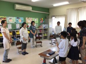 詠みあいの会の方々とあいさつするところ