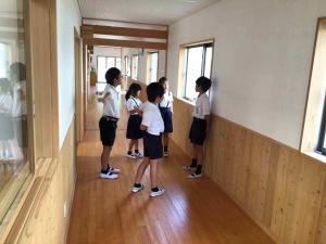 挨拶の練習場面