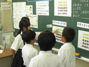 5人で話し合う場面