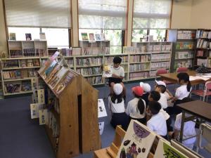 読み聞かせを聞く様子