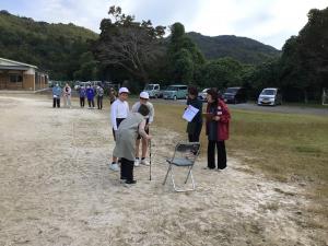 見つけた人に声をかけるところ