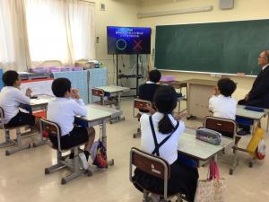 クイズに答える子ども