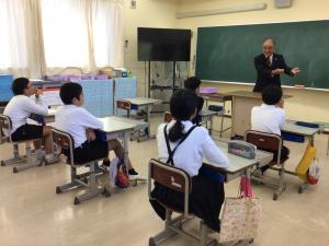 話を聞く子ども