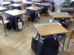 机の下に隠れる