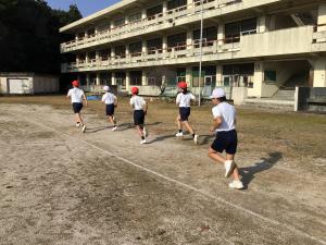 力走する子どもたち