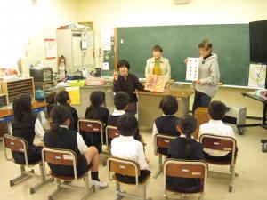 読み聞かせをする様子