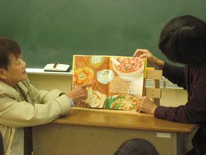 読み聞かせをする様子