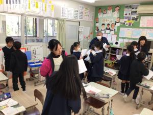 学級で意見交換するところ