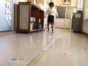 廊下に足跡