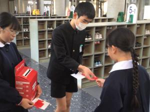 赤い羽根を渡す