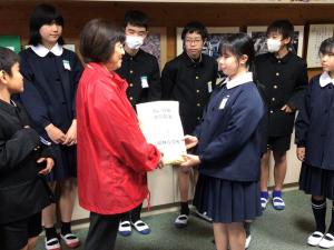 集まった募金を渡す