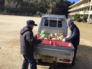 トラックで運搬